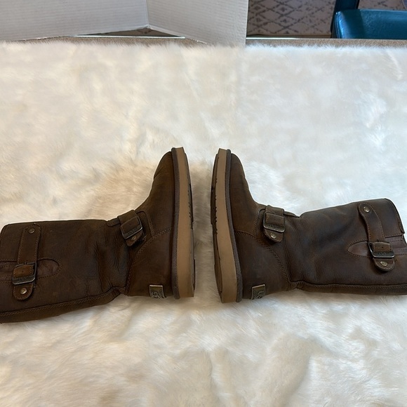 UGGs dark brown boot with a metal UGG Australia on back of boot size US 5 - Picture 3 of 14
